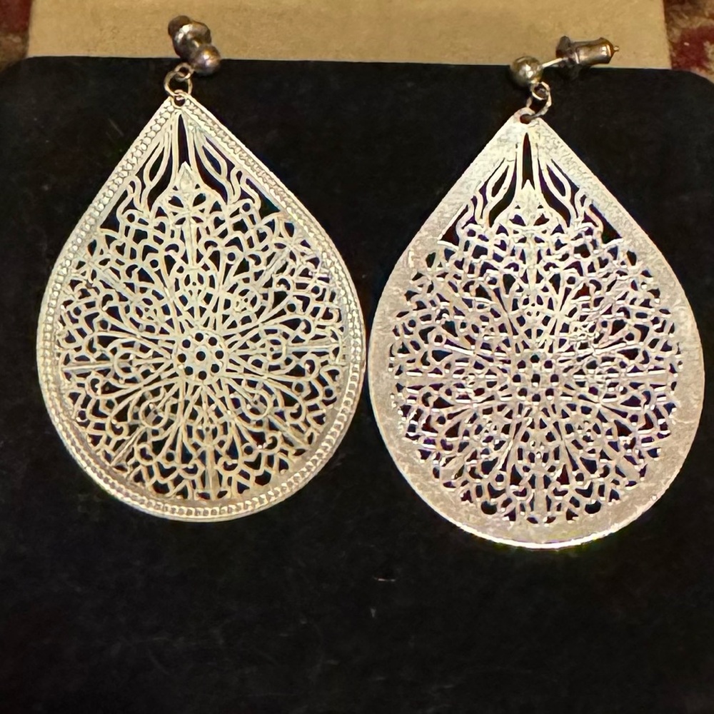 Elegant Silver Filigree Teardrop Earrings
